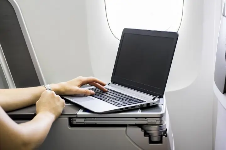 Có Được Mang Laptop Lên Máy Bay Không