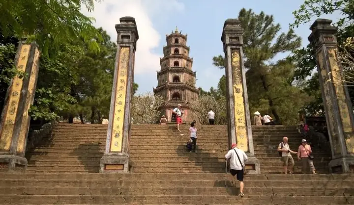 Khám Phá Chùa Thiên Mụ Huế - Ngôi Chùa Thiêng Liêng Bậc Nhất Khám Phá Chùa Thiên Mụ Huế - Ngôi Chùa Thiêng Liêng Bậc Nhất