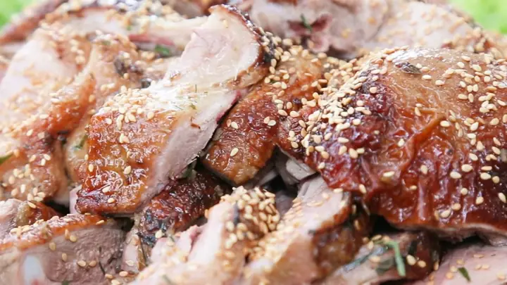 Cách Làm Vịt Quay Lá Móc Mật Cho Mâm Cơm Ngày Lễ Phong Phú