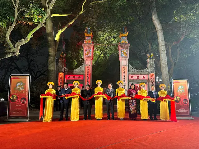 Huyền Ảo Tour Đêm Tại Đền Ngọc Sơn Và Hồ Hoàn Kiếm Lần Đầu Ra Mắt