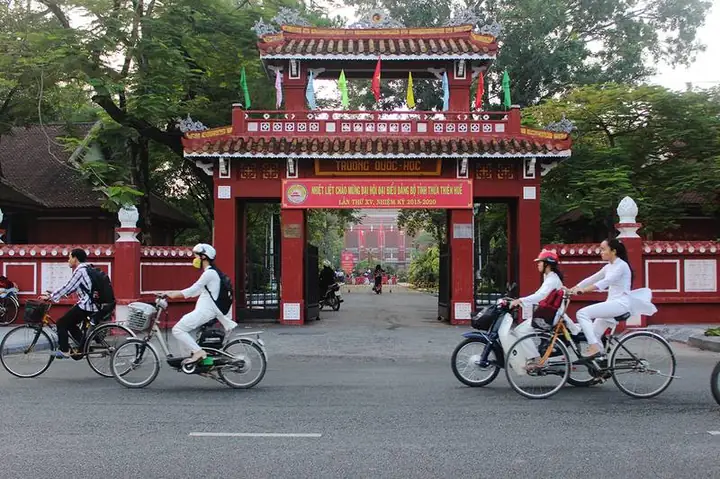 18. Trường Quốc Học Huế
