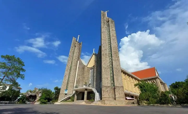 17. Nhà Thờ Chính Tòa Phủ Cam