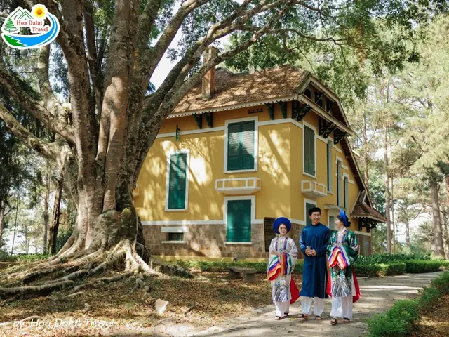 Hình Ảnh Du Khách Tham Quan Dinh 1 Đà Lạt