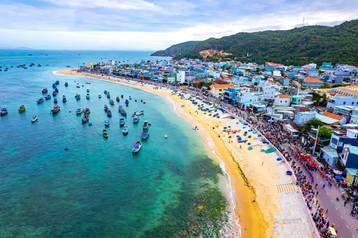 Tắm Biển Ở Bãi Biển Nhơn Lý Tắm Biển Ở Bãi Biển Nhơn Lý