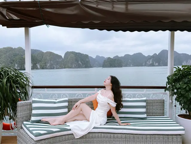2. Ngày 2: Khám Phá Vịnh Lan Hạ – Trải Nghiệm Thiên Nhiên Biển Đảo