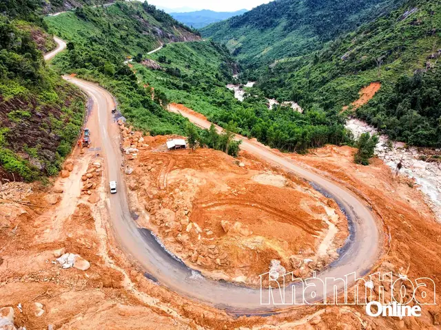 Đèo Khánh Lê (nằm Trên Quốc Lộ 27c) Nối Khánh Hòa Và Lâm Đồng Bị Sạt Lở Vào Cuối Năm 2024 Khiến Giao Thông Bị Ách Tắc Trong Nhiều Ngày.