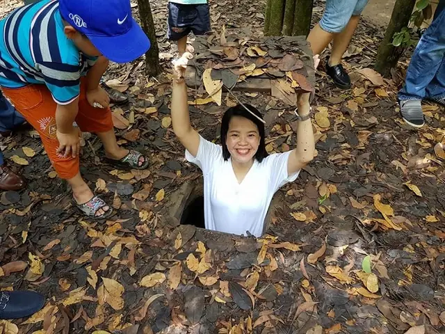 A. Chui Hầm Bí Mật Thời Chiến