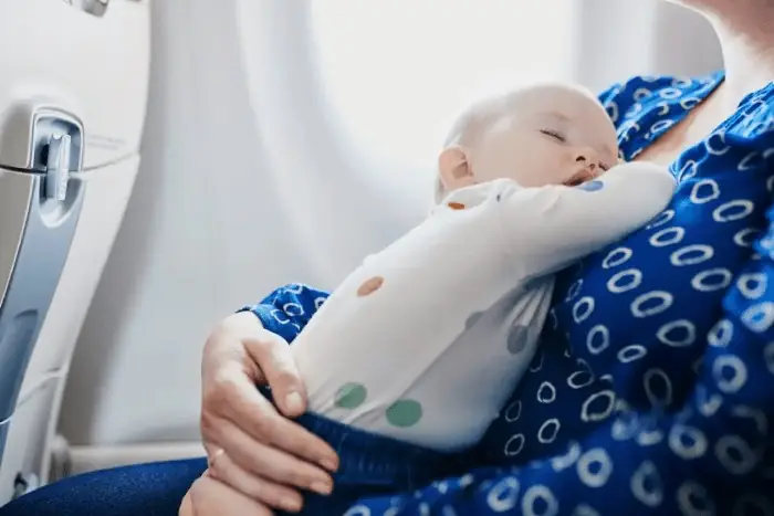 Em Bé Mấy Tháng Đi Máy Bay Được?