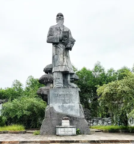 2. Tượng Đài Lê Hữu Trác