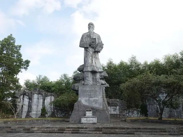 Nơi Yên Nghỉ Của Đại Danh Y Hải Thượng Lãn Ông Lê Hữu Trác Ở ...