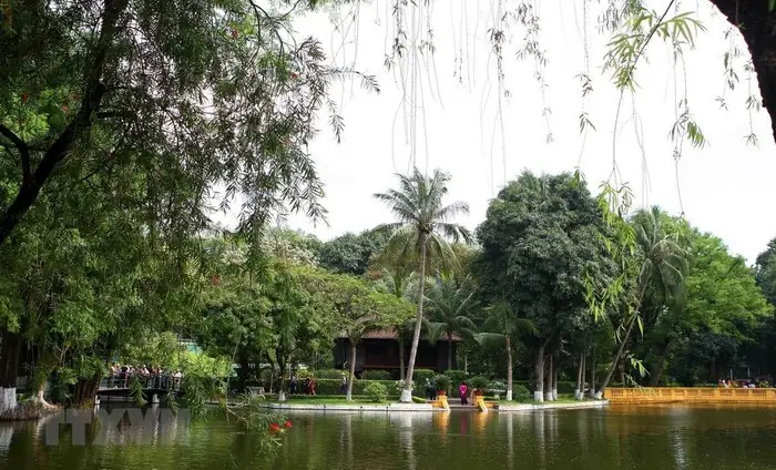 Một Góc Hình Ảnh Nhà Sàn Bác Hồ Nhìn Từ Bên Ngoài, Thể Hiện Sự Mộc Mạc