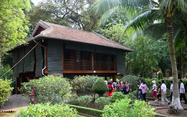 Toàn Cảnh Hình Ảnh Nhà Sàn Bác Hồ Giữa Khuôn Viên Khu Di Tích Phủ Chủ Tịch