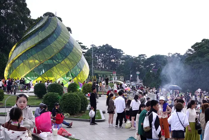 Chứng Kiến Chủ Bạo Hành Những Con Chó Không Hợp Tác Chụp Ảnh Cùng Khách Ở Đà Lạt, Nhiều Du Khách Bức Xúc, Kêu Gọi Tẩy Chay Dịch Vụ.
