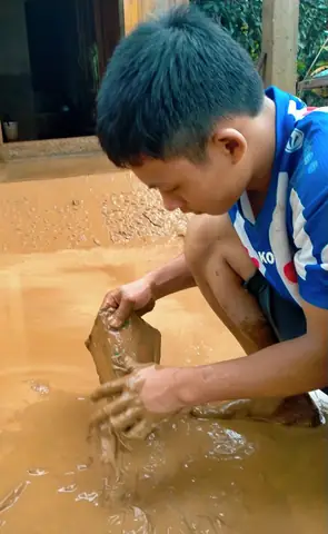 Những Ngày Vừa Qua, Mưa Lũ Gây Ra Thiệt Hại Nặng Nề Cho Các Tỉnh Miền Trung. Tại Quảng Trị, Dù Nước Lũ Rút Xuống Nhưng Học Trò Nhiều Nơi Vẫn Chưa Thể Đến Trường Khi Quần Áo, Sách Vở Bị Nước Lũ Cuốn Trôi Hoặc Vùi Lấp Dưới Bùn.