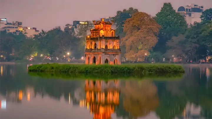 Vẻ Đẹp Huyền Ảo Của Hồ Gươm Khi Đêm Về