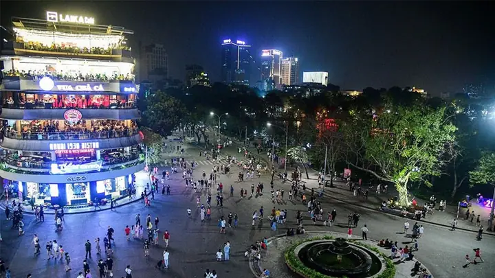 Vẻ Đẹp Huyền Ảo Của Hồ Gươm Khi Đêm Về
