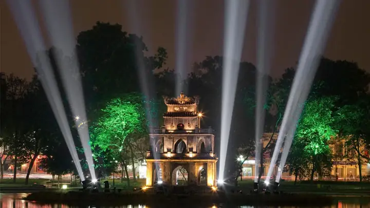 Vẻ Đẹp Huyền Ảo Của Hồ Gươm Khi Đêm Về