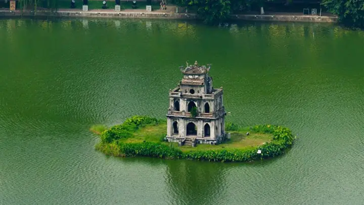 Chiều Hoàng Hôn: Khoảnh Khắc Lãng Mạn Bên Hồ