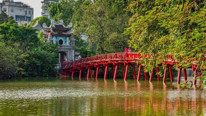 Chiều Hoàng Hôn: Khoảnh Khắc Lãng Mạn Bên Hồ