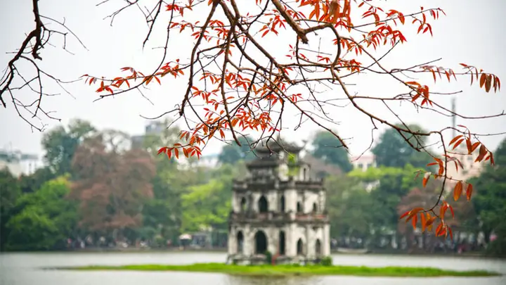 Hồ Gươm Mùa Thu: Thơ Mộng Và Trữ Tình