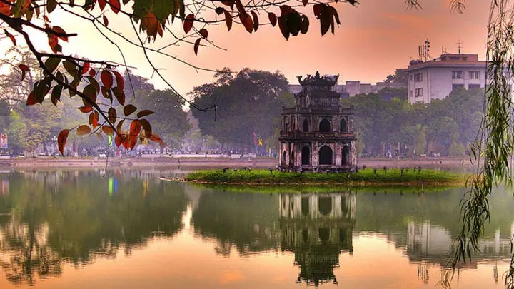 Vẻ Đẹp Huyền Ảo Của Hồ Gươm Khi Đêm Về