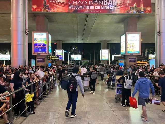 Clip: Hình Ảnh Sân Bay Tân Sơn Nhất Đón Lượng Khách Cao Kỷ Lục Ngày 25 Tết- Ảnh 3.