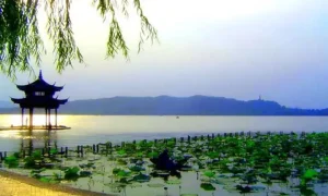 Nắng Sớm Bên Hồ Tây