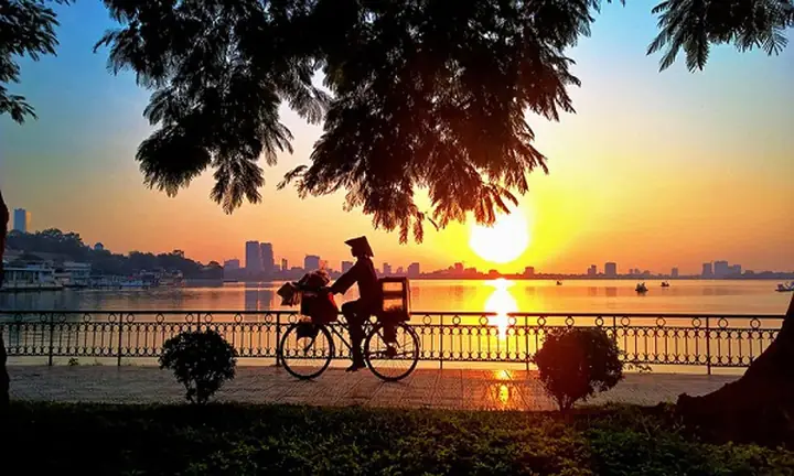 Hoàng Hôn Bên Hồ Tây