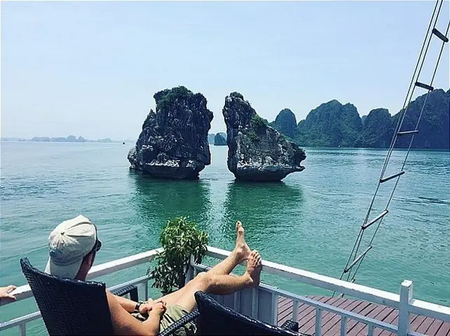 Ngắm Hòn Gà Chọi Từ Du Thuyền Trên Vịnh