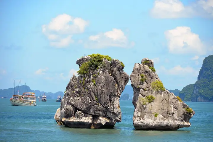 Hòn Gà Chọi Vịnh Hạ Long Hòn Gà Chọi Vịnh Hạ Long
