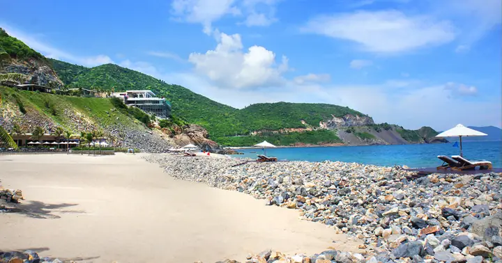 Bãi Dài Cam Ranh Là Một Trong Những Điểm Du Lịch Biển Nổi Tiếng Của Tỉnh Khánh Hòa. Bờ Biển Trong Xanh Cùng Hàng Cát Dài Trắng Xóa Là Đặc Trưng Vẻ Đẹp Của Bãi Dài. Hiện Tại, Tỉnh Khánh Hòa Đang Tập Trung Quy Hoạch, Đầu Tư Và Xây Dựng Bãi Dài Trở Thành Khu Du Lịch – Thương Mại Sầm Uất. Trong Các Dự Án Đầu Tư, Không Thể Không Nhắc Đến Dự Án Khu Đô Thị Cao Cấp Quốc Tế Golden Bay Do Hưng Thịnh Làm Chủ Đầu Tư.