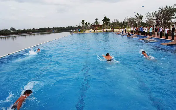 Hồ Bơi Ngoài Trời Có Đập Tràn Hấp Dẫn