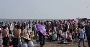 Nam Định: Hàng Chục Nghìn Người Tắm Biển Bên Bờ Kè Trăm Tỉ Đang ...