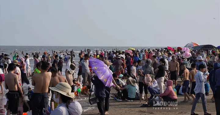 Nam Định: Hàng Chục Nghìn Người Tắm Biển Bên Bờ Kè Trăm Tỉ Đang ...
