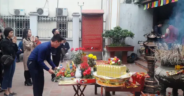 Đầu Năm Dân Bất Động Sản Kéo Nhau Đi Lễ Đình Ứng Thiên "xin Lộc"