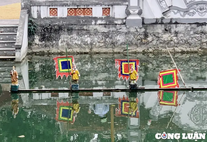 Những Con Rối Nước Được Gắn Cố Định Trên Mặt Nước Trước Thủy Đình, Như Muốn Nói Lên Tình Yêu Nghề, Say Nghề Múa Rối Nước Của Người Dân Làng Đào Thục - Ảnh: Đình Trung Những Con Rối Nước Được Gắn Cố Định Trên Mặt Nước Trước Thủy Đình, Như Muốn Nói Lên Tình Yêu Nghề, Say Nghề Múa Rối Nước Của Người Dân Làng Đào Thục - Ảnh: Đình Trung