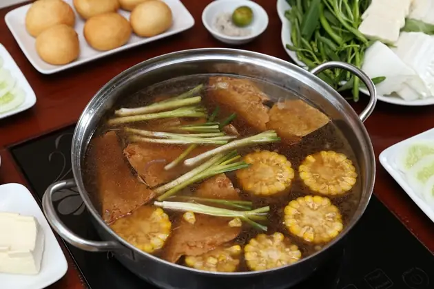 Lẩu Đuôi Bò Hầm Thuốc Bắc