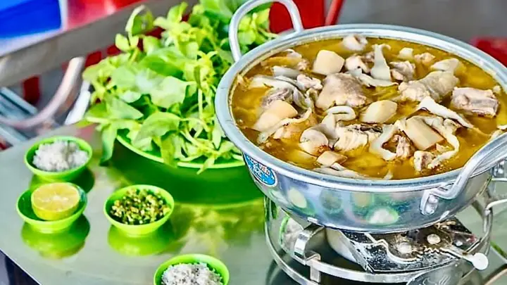 Quán 8 Râu: Lẩu Gà Lá É Phú Yên Tại Sài Gòn Quán 8 Râu: Lẩu Gà Lá É Phú Yên Tại Sài Gòn