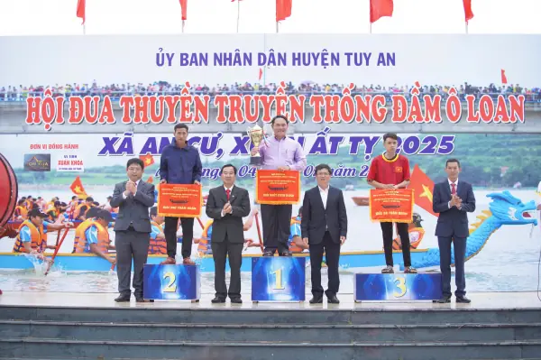 Sôi Nổi Lễ Hội Đua Thuyền Đầm Ô Loan - Một Di Tích Danh Thắng Quốc Gia -0 Sôi Nổi Lễ Hội Đua Thuyền Đầm Ô Loan - Một Di Tích Danh Thắng Quốc Gia -0