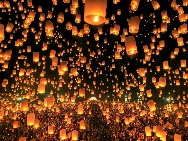 Lễ hội thả đèn trời ở Việt Nam thu hút du khách tham gia