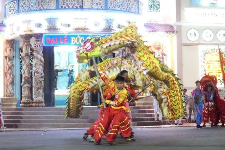 Múa Rồng Biểu Trưng Cho Sự Thịnh Vượng, May Mắn, Phát Đạt Và Hạnh Phúc Múa Rồng Biểu Trưng Cho Sự Thịnh Vượng, May Mắn, Phát Đạt Và Hạnh Phúc