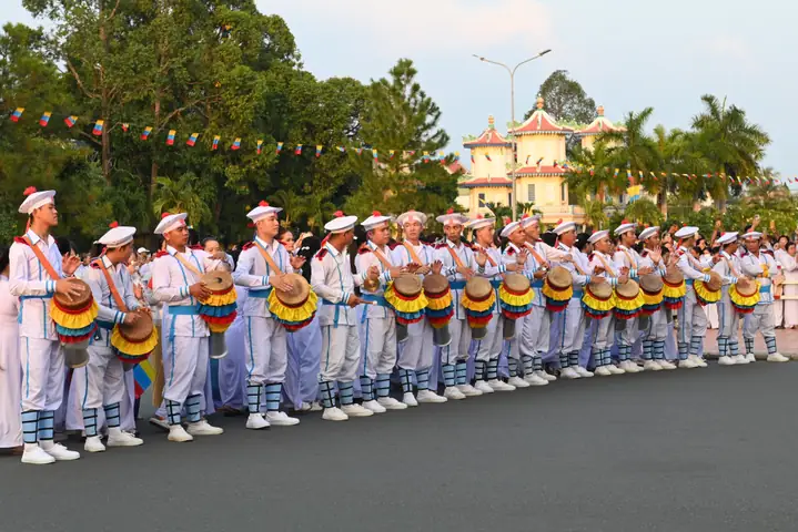 Biểu Diễn Trống Chhay Dăm Của Đạo Cao Đài Tòa Thánh Tây Ninh Là Nghệ Thuật Độc Đáo Mang Ý Nghĩa Tôn Vinh Di Sản Văn Hóa, Kết Nối Cộng Đồng, Thể Hiện Tinh Thần Đoàn Kết, Lạc Quan Và Tín Ngưỡng Tâm Linh Biểu Diễn Trống Chhay Dăm Của Đạo Cao Đài Tòa Thánh Tây Ninh Là Nghệ Thuật Độc Đáo Mang Ý Nghĩa Tôn Vinh Di Sản Văn Hóa, Kết Nối Cộng Đồng, Thể Hiện Tinh Thần Đoàn Kết, Lạc Quan Và Tín Ngưỡng Tâm Linh