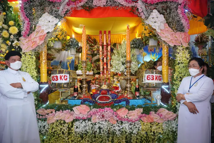 Một Trong Những Gian Trưng Bày Lễ Phẩm Của Các Họ Đạo. Mỗi Gian Trưng Bày Lễ Phẩm Đại Diện Cho Một Địa Phương Và Còn Thể Hiện Bản Sắc Văn Hóa, Tinh Thần, Gửi Gắm Tấm Lòng Thành Kính Dâng Lên Đức Phật Mẫu – Mẹ Diêu Trì Một Trong Những Gian Trưng Bày Lễ Phẩm Của Các Họ Đạo. Mỗi Gian Trưng Bày Lễ Phẩm Đại Diện Cho Một Địa Phương Và Còn Thể Hiện Bản Sắc Văn Hóa, Tinh Thần, Gửi Gắm Tấm Lòng Thành Kính Dâng Lên Đức Phật Mẫu – Mẹ Diêu Trì