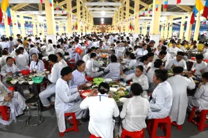 Vào Những Ngày Lễ Hội, Khu Vực Trai Đường Trong Nội Ô Tòa Thánh Cao Đài Tây Ninh Luôn Chiêu Đãi Miễn Phí Hàng Triệu Du Khách Và Tín Đồ Với Các Món Ăn Chay Thanh Đạm