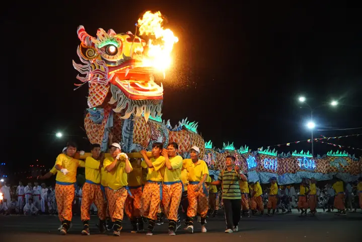 Trong Phần Hội Của Đạo Cao Đài Tòa Thánh Tây Ninh Luôn Có Múa Rồng Nhang, Thể Hiện Khát Vọng Cầu Mong Sự Yên Bình, May Mắn, Phước Lành Cho Toàn Thể Đồng Đạo Và Nhân Dân Trong Phần Hội Của Đạo Cao Đài Tòa Thánh Tây Ninh Luôn Có Múa Rồng Nhang, Thể Hiện Khát Vọng Cầu Mong Sự Yên Bình, May Mắn, Phước Lành Cho Toàn Thể Đồng Đạo Và Nhân Dân