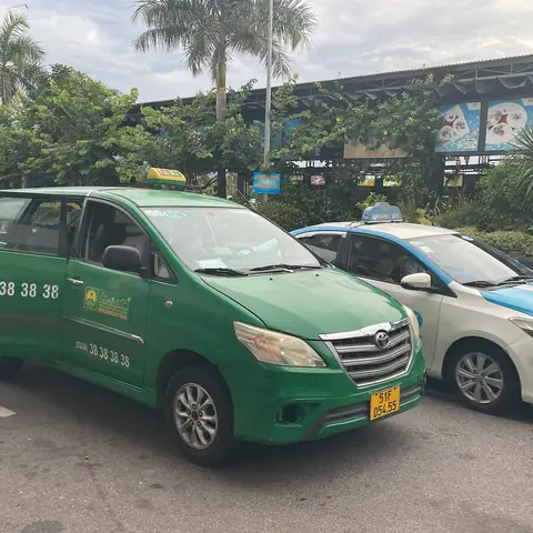 Review Mai Linh Taxi: Giải Pháp Di Chuyển Từ Sân Bay Tân Sơn Nhất Về Trung Tâm Tp.hcm Có Thực Sự Tối Ưu?