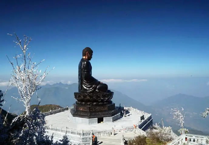 Đại Tượng Phật A Di Đà – Vẻ Đẹp Thiêng Liêng Giữa Biển Mây
