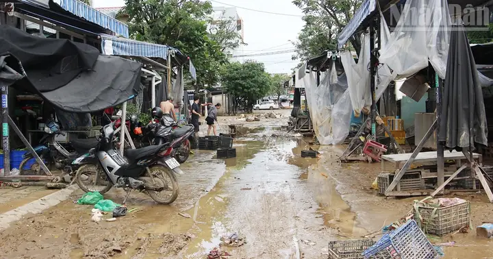 Đà Nẵng Rút Nước Sau Mưa Lũ, Người Dân Dọn Dẹp Tích Cực | Báo ...