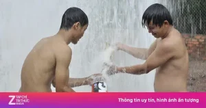 Hàng Trăm Người Đến Xem Giếng Phun Nước Cao 20 M | Znews.vn