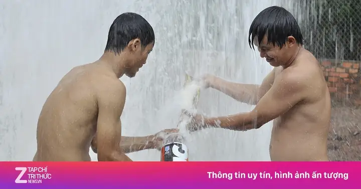 Hàng Trăm Người Đến Xem Giếng Phun Nước Cao 20 M | Znews.vn